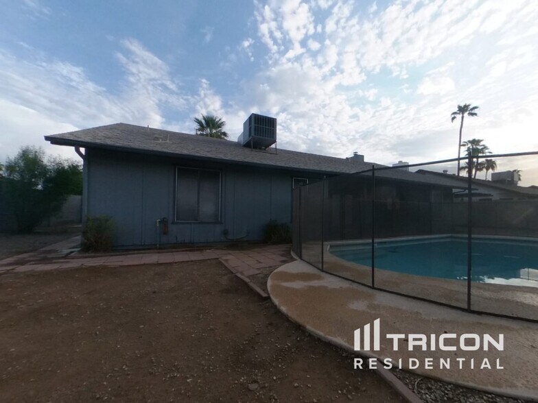 Building Photo - 7937 W Windrose Dr