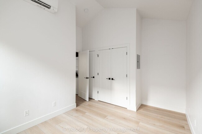 Building Photo - M712