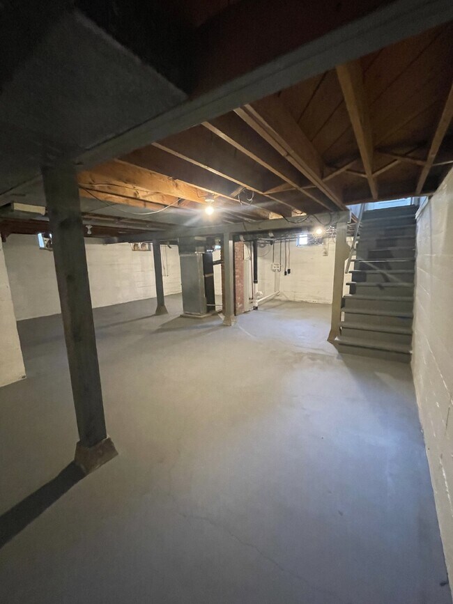 Building Photo - Updated 2 bedroom, 1 bathroom duplex with washer/dryer hookups and off street parking