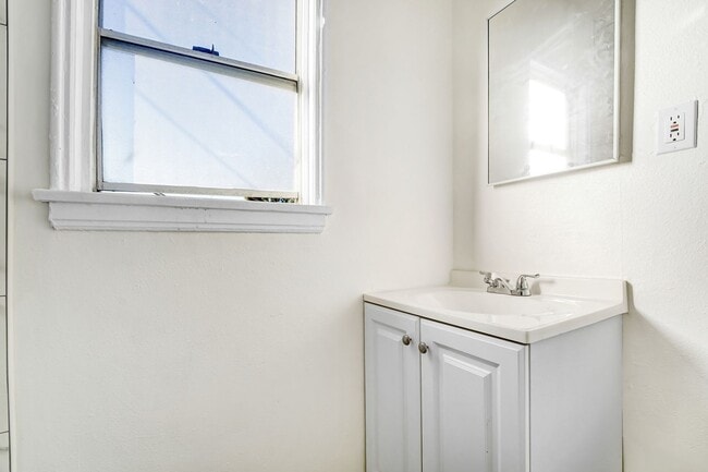 Building Photo - Bright and Spacious Upper-Floor Studio Apartment with Parking