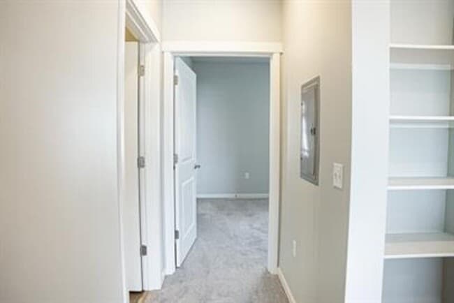 Building Photo - 875 village loop