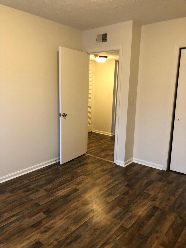 Building Photo - 904 Plaza Dr