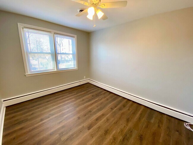 Building Photo - Charming 3 Bedroom/2 Bathroom Townhome with In-Unit Laundry in Ramblewood, MD!