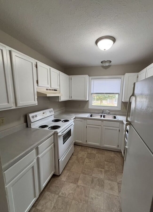 Building Photo - Spacious 3 bedroom Townhome: Available NOW!