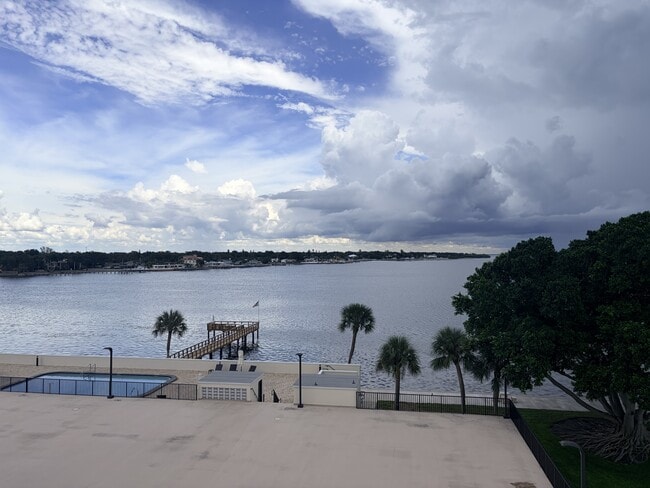Building Photo - 7100 Sunshine Skyway Ln S