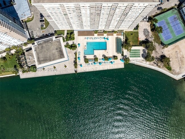 Building Photo - 500 Bayview Dr