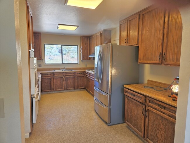 Building Photo - 1353 Santa Cruz Dr