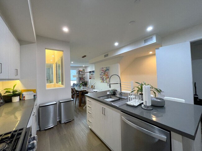 Building Photo - 14107 W Monroe Pl