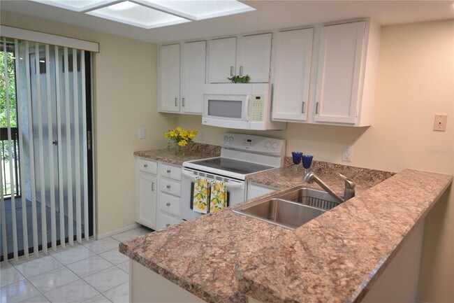 Building Photo - 226 Woodlake Wynde