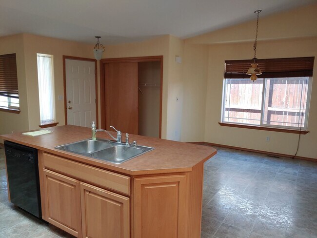 Building Photo - Quiet Neighborhood 55+Community-front landscaping included