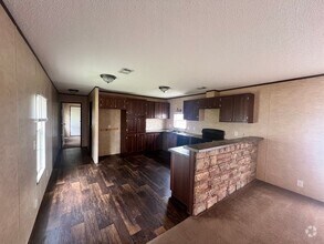 Building Photo - 3 Bedroom / 2 Bathroom Home – Utilities No...