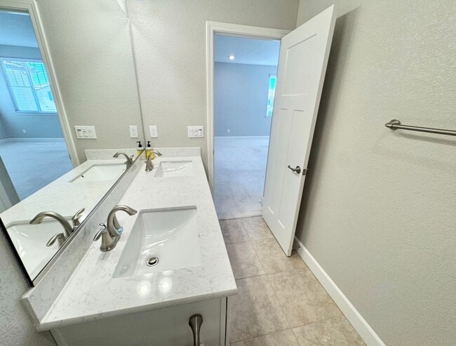 Building Photo - Beautiful home in Springlake!!