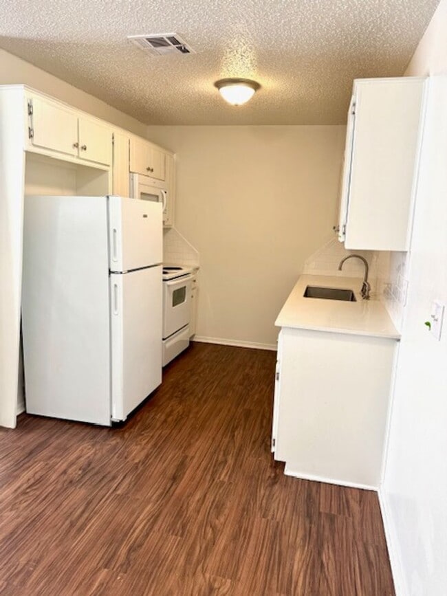 Building Photo - Beautiful updated interior 2 bedroom duple...