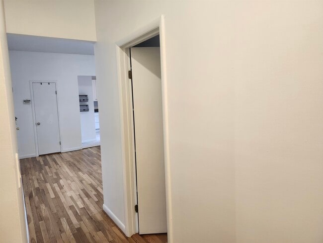 Building Photo - 208 Willow Ave