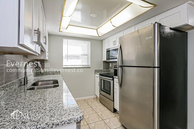Building Photo - 3 Bed - 2 Bath Cozy Living in the Heart of...
