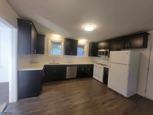 Building Photo - 59 Mendham Ave