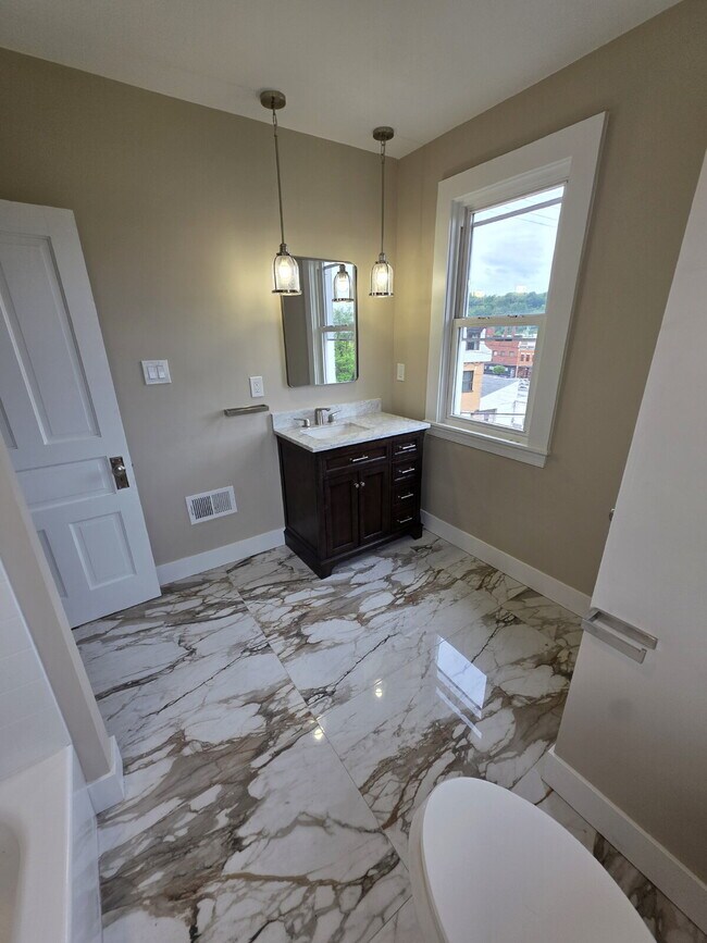 Building Photo - "Spacious 4-Bedroom Gem in Homestead – 2090 Sq Ft of Comfort!"