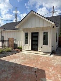 Building Photo - 405 E Mulberry St