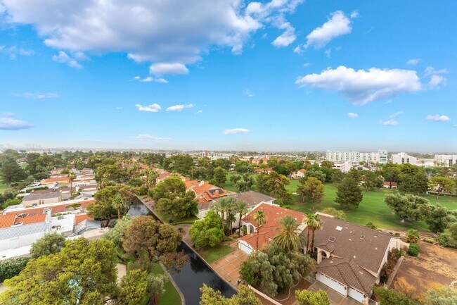 Building Photo - Luxury High-Rise Living with Views!