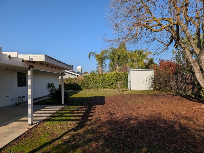 Building Photo - Cute and updated Clovis home offering wonderful amenities, good size lot, a bid backyard + potent...