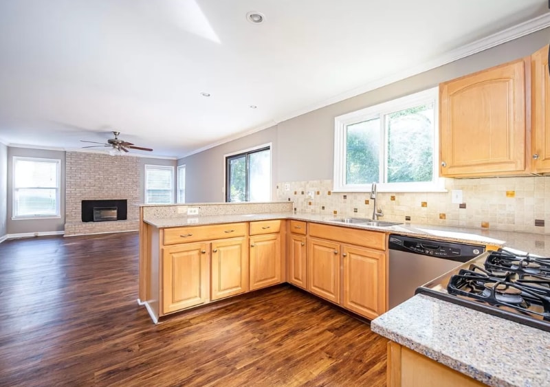 Building Photo - 10420 Meadow Crest Ln