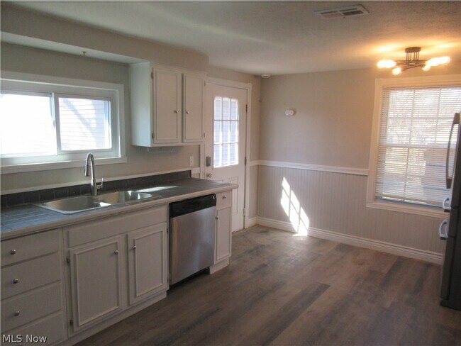 Building Photo - 9295 Dorothy Dr