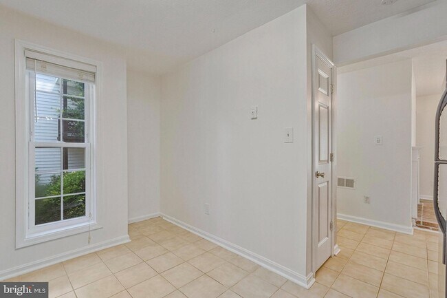 Building Photo - 10070 Oakton Terrace Rd