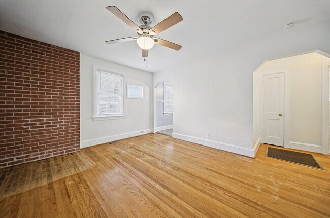 Building Photo - Updated 2-bedroom 1 bath with fenced in yard-PETS allowed-Norfolk