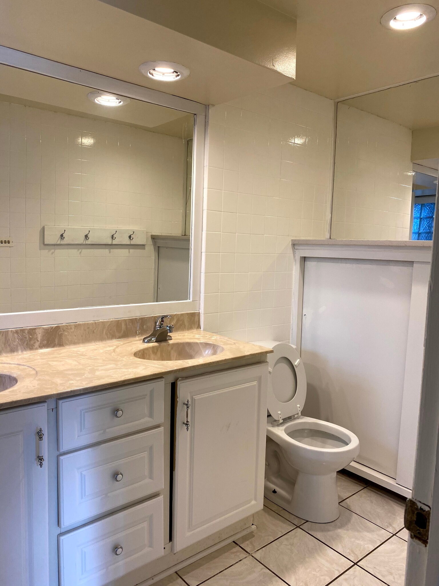 Bathroom - 1415 W Devon Ave