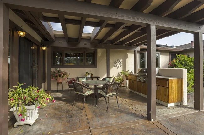Building Photo - 15470 Oak Hills Dr