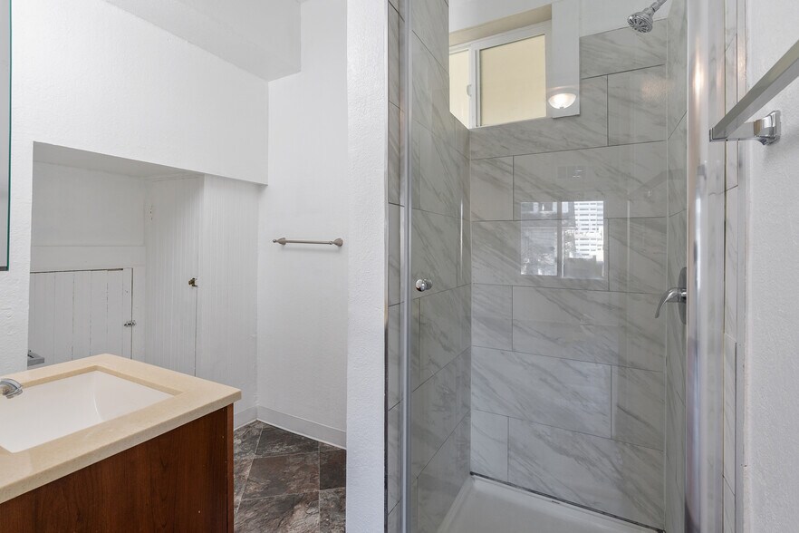 Building Photo - 537 33rd St