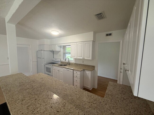 Building Photo - 3 Bedroom 2 Bath Single Family Home w/Garage & Bonus Room