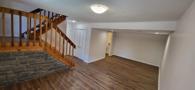 Building Photo - 724 Colleen Dr