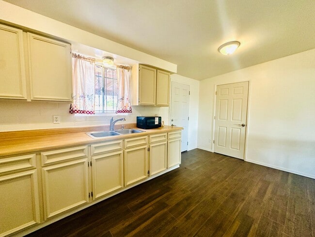 Building Photo - 2 Bedroom Renovate House! Large Yard and C...