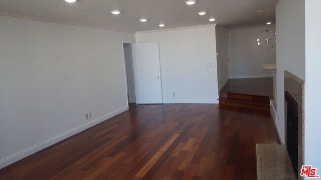 Building Photo - 137 S Palm Dr