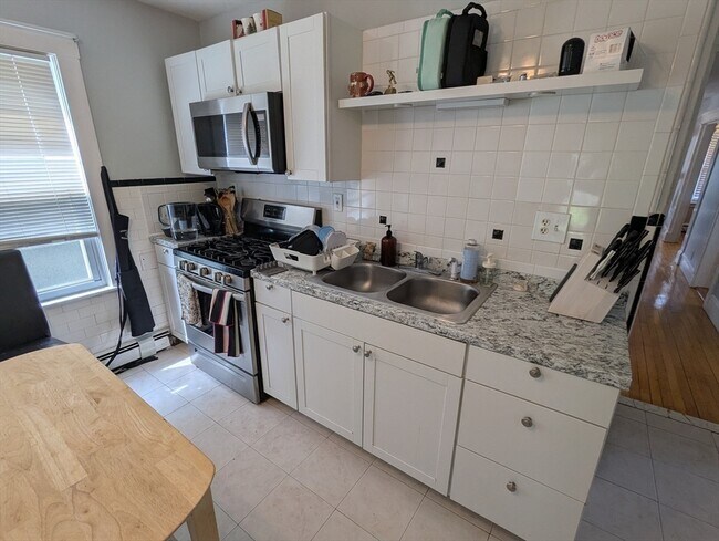 Building Photo - 376 Fellsway W