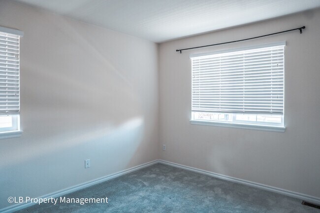 Building Photo - 10590 Pearlwood Cir