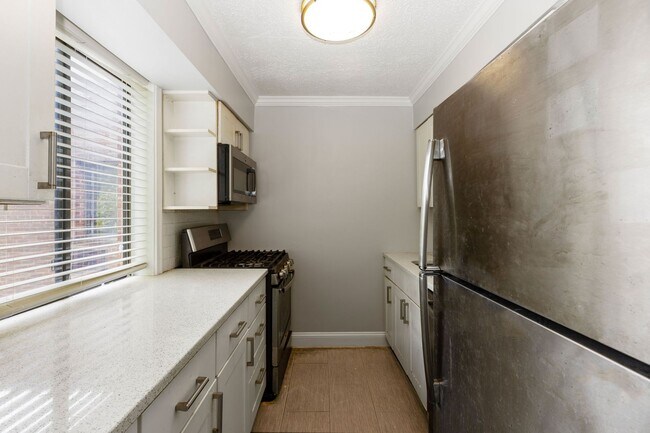 Building Photo - Upgraded 2 Bed on Galveston Street SW!  Ap...