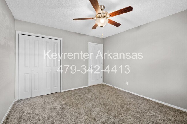 Building Photo - Newly Renovated Duplex in West Fayetteville!