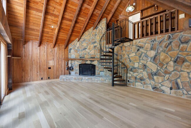 Building Photo - Available 6/15. Stunning, Fully-Rennovated...