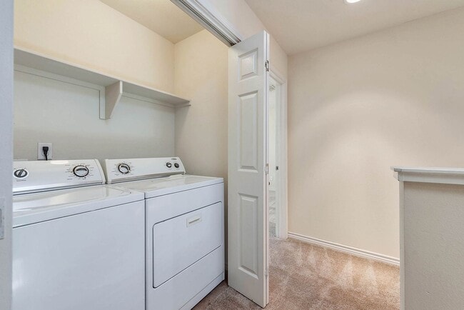 Building Photo - Available August 2026! 4 Bed, 3 Bath in Ho...