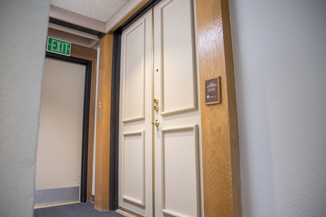 Building Photo - 117 S Doheny Dr