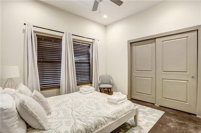 Building Photo - 602 W N Loop Blvd