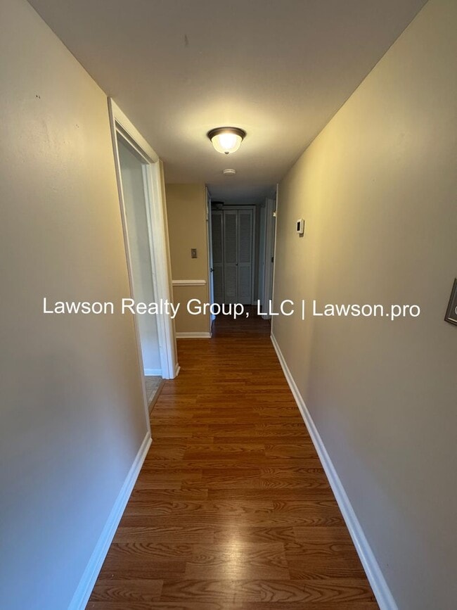 Building Photo - Two Bedroom Condo w/ Updated Kitchen in Hu...