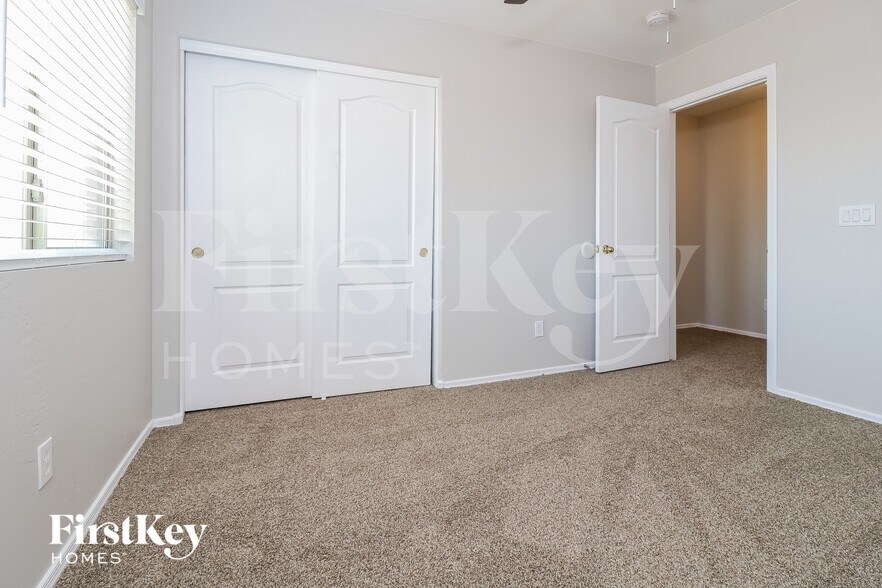 Building Photo - 3256 W Huntington Dr