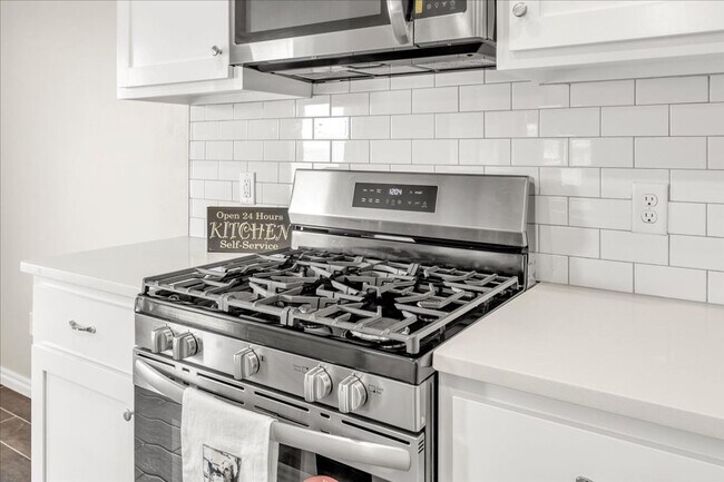 Building Photo - Adorable Brand New NE Edmond