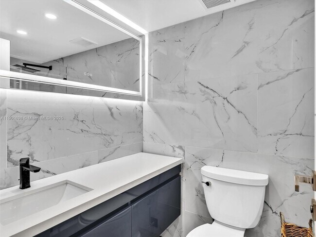 Building Photo - 10000 W Bay Harbor Dr