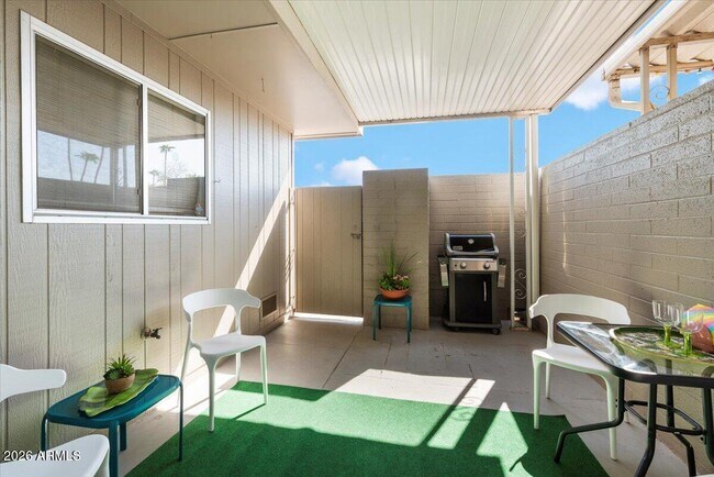 Building Photo - 10129 W Campana Dr