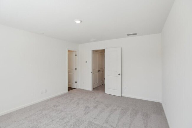 Building Photo - Fantastic 3bd/2.5ba home! Coming soon!