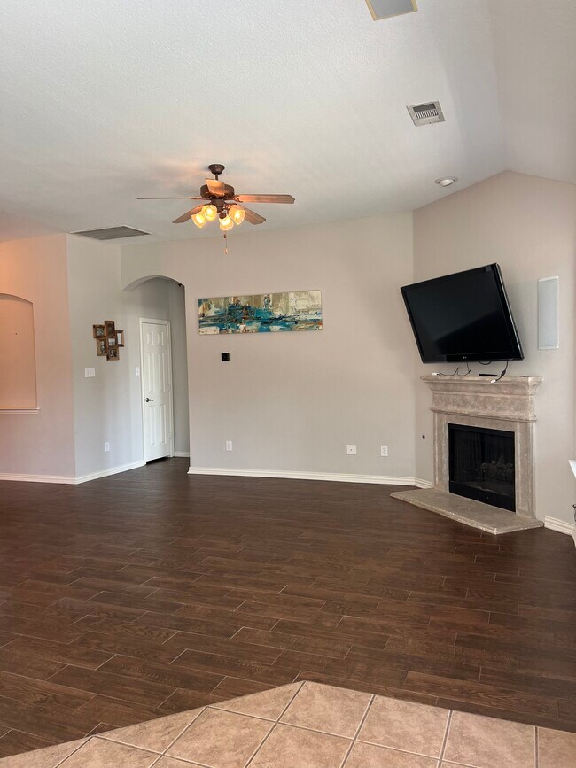Building Photo - 10141 Sanden Dr